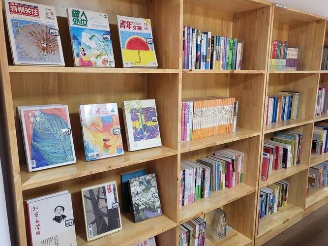 活动现场,大家参观了新揭牌的"悦读阅美"图书室